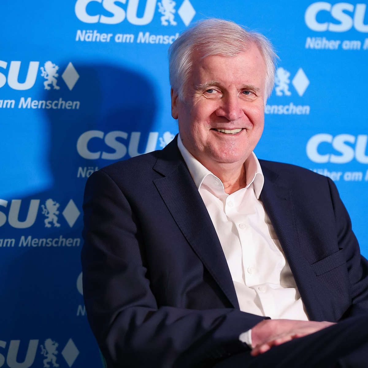 Horst Seehofer (75), hier bei einer Wahlkampfveranstaltung der CSU im Mai 2024, war bayerischer Ministerpräsident, CSU-Vorsitzender und im letzten Kabinett von Kanzlerin Angela Merkel (CDU) Bundesinnenminister. Mit Merkel trug er vor allem in Migrationsfragen mehrere Konflikte aus. (Archivfoto) - Foto: Daniel Löb/dpa
