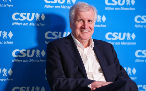 Auf Parteiveranstaltungen ist Horst Seehofer gelegentlich noch zu sehen. Doch der frühere bayerische Ministerpräsident, der unter Kanzlerin Merkel zuletzt Bundesinnenminister war, hat sich aus der aktiven Politik zurückgezogen. (Archivfoto) - Foto: Daniel Löb/dpa