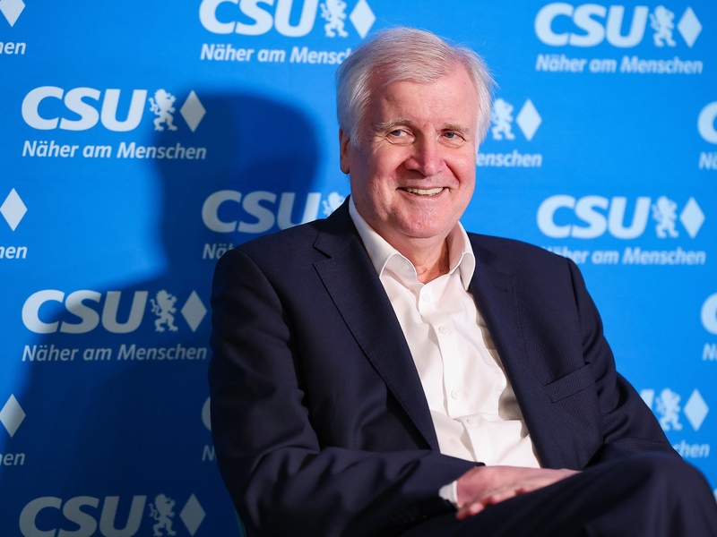Horst Seehofer (75), hier bei einer Wahlkampfveranstaltung der CSU im Mai 2024, war bayerischer Ministerpräsident, CSU-Vorsitzender und im letzten Kabinett von Kanzlerin Angela Merkel (CDU) Bundesinnenminister. Mit Merkel trug er vor allem in Migrationsfragen mehrere Konflikte aus. (Archivfoto) - Foto: Daniel Löb/dpa