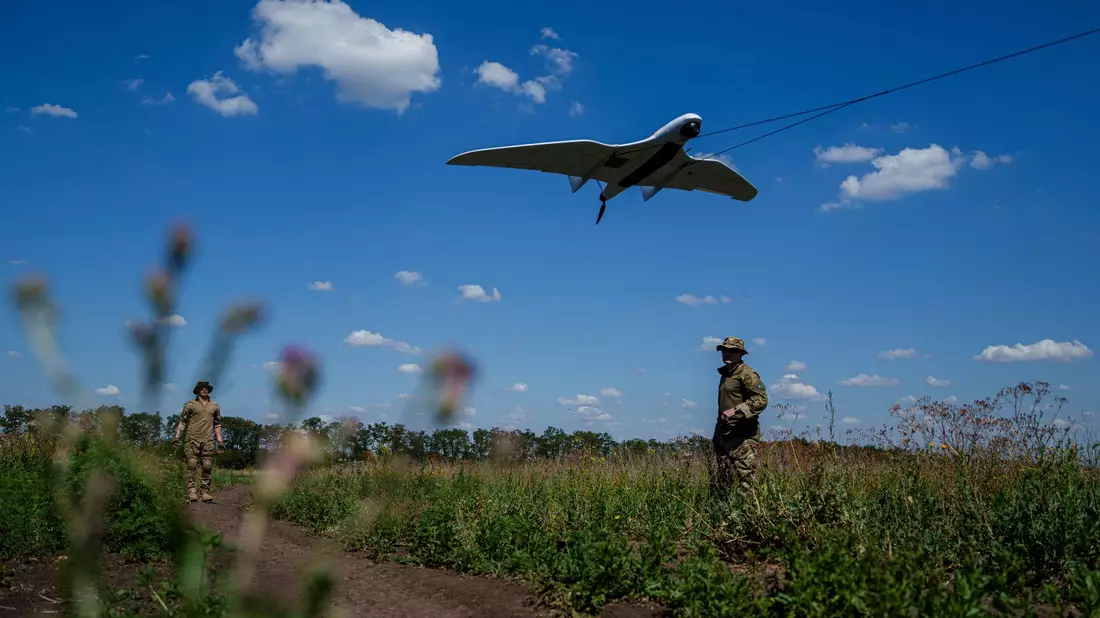 Ukrainische Drohnen bei ihrem Einsatz. (Archivbild) - Bild: Evgeniy Maloletka/AP/dpa