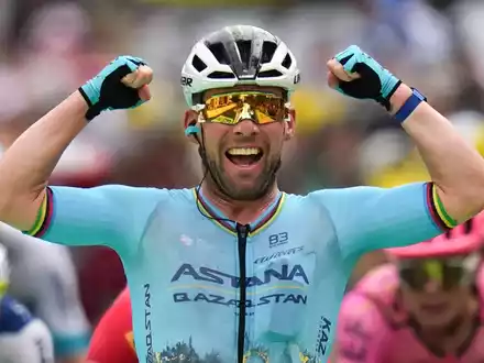 Primoz Roglic (M) hat in der Gesamtwertung als Vierter einen Rückstand von 1:36 Minute auf Spitzenreiter Tadej Pogacar. - Foto: Daniel Cole/AP/dpa