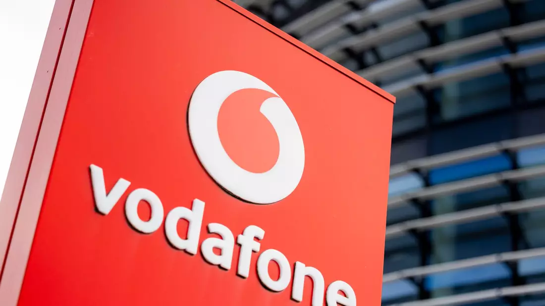 Vodafone investiert in diesem Jahr rund 140 Millionen Euro in KI-Systeme, um die Beantwortung von Kundenanfragen zu verbessern. (Archivbild) - Bild: Thomas Banneyer/dpa