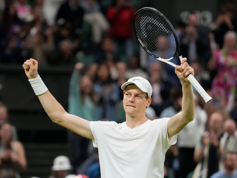 Jannik Sinner hat sich in Wimbledon gegen seinen italienischen Landsmann Matteo Berrettini durchgesetzt.  - Foto: Alberto Pezzali/AP