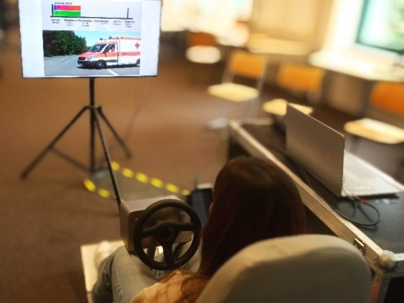 POL-HA: Verkehrssicherheitstag an Hagener Berufskolleg: Verkehrssicherheitsberater der Polizei Hagen sensibilisieren 118 junge Menschen für Gefahren im Straßenverkehr - Foto: presseportal.de