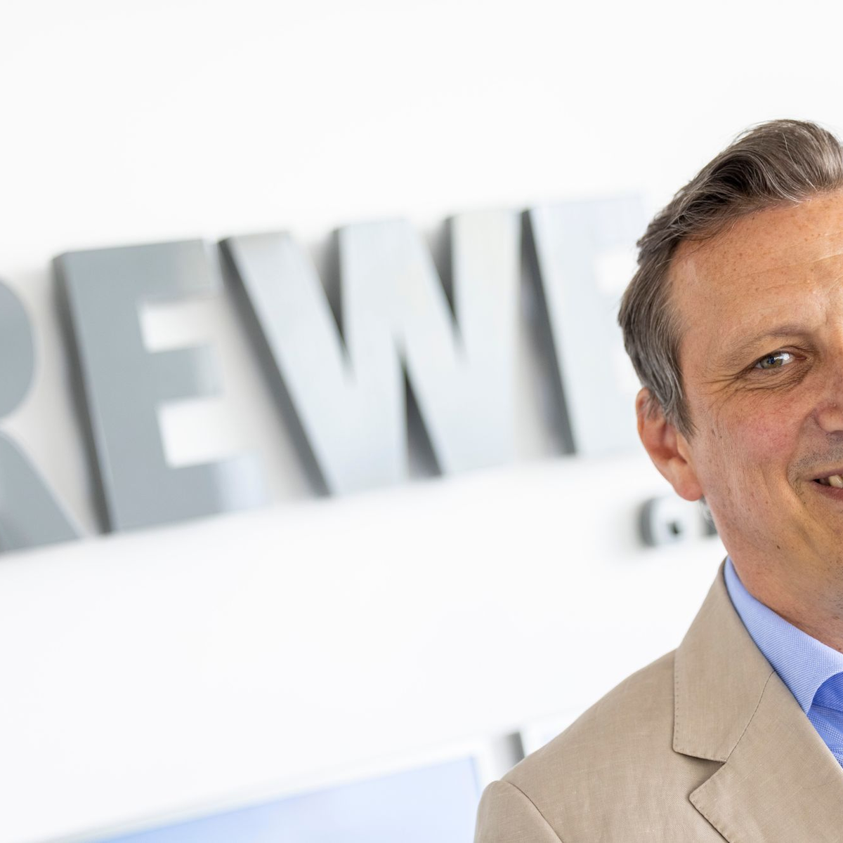 Rewe-Chef Souque ist zufrieden mit dem Jahr 2024. - Foto: Thomas Banneyer/dpa