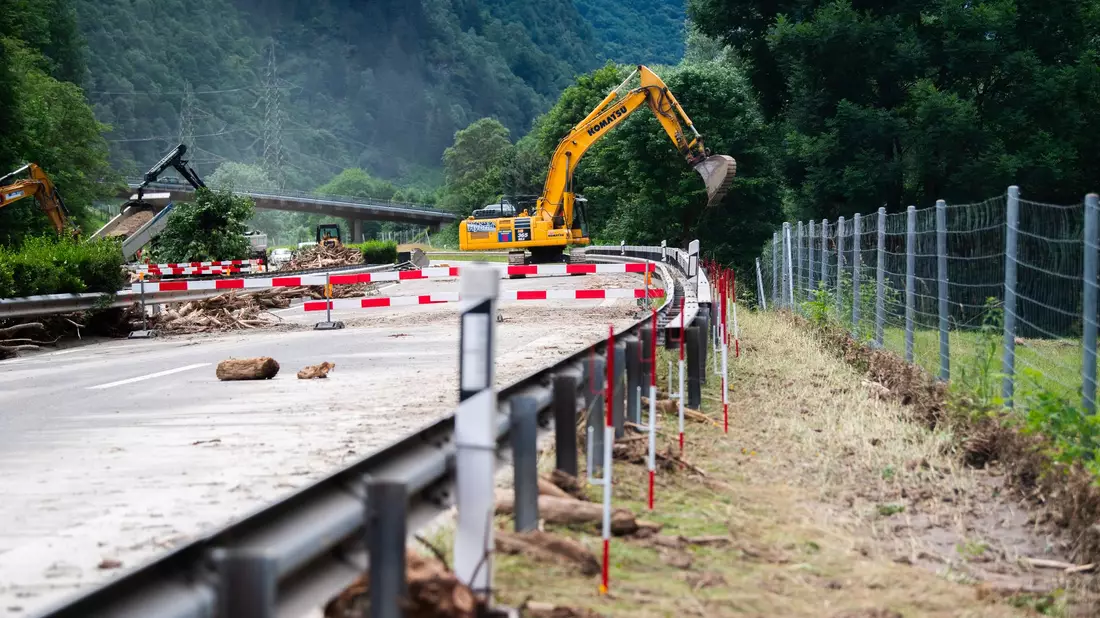 Bei Unwettern war ein Stück der Autobahn A13 eingebrochen. - Bild: Samuel Golay/KEYSTONE/TI-PRESS/dpa