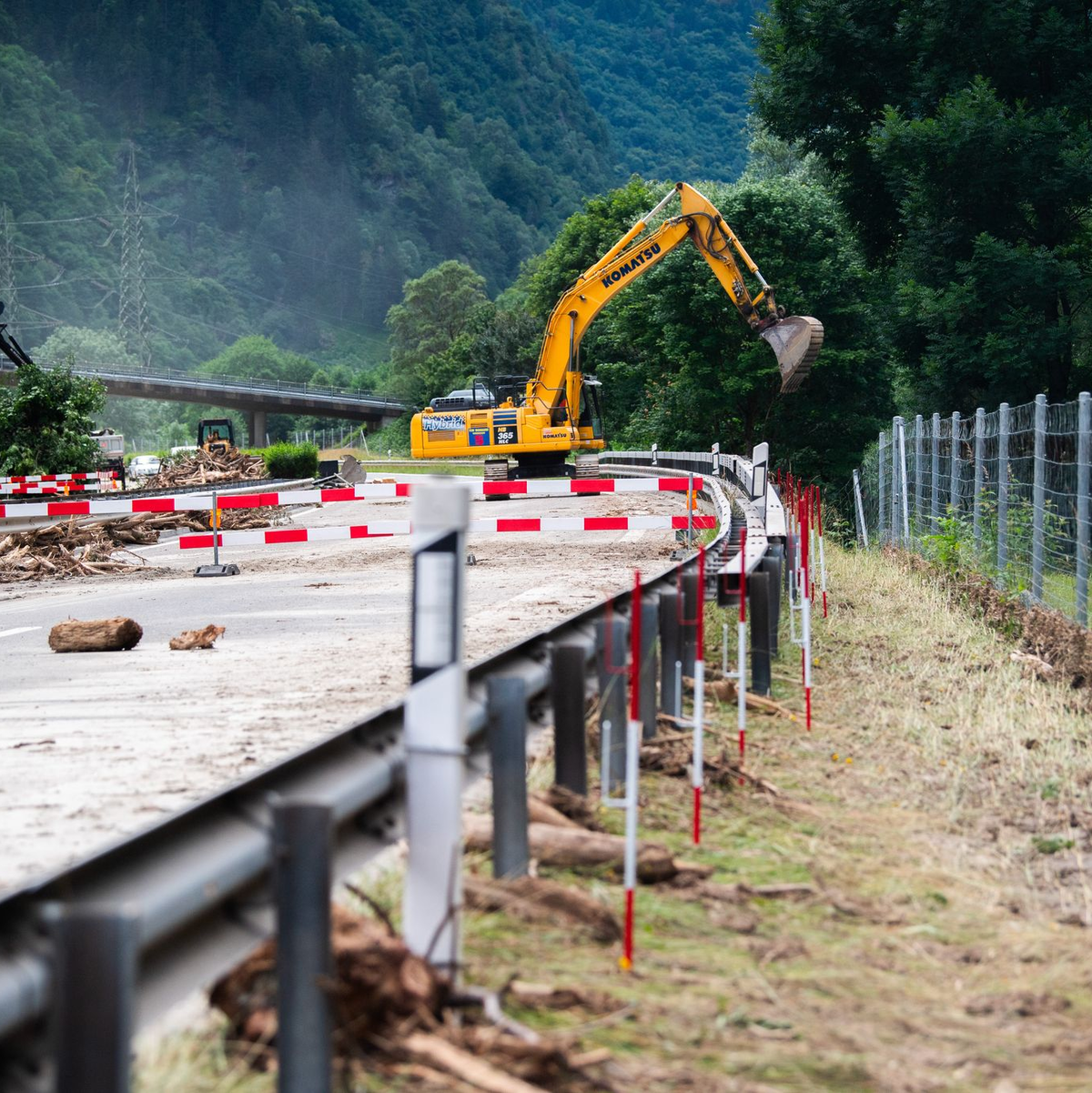 Bei Unwettern war ein Stück der Autobahn A13 eingebrochen. - Foto: Samuel Golay/KEYSTONE/TI-PRESS/dpa