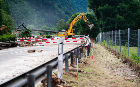 Bei Unwettern war ein Stück der Autobahn A13 eingebrochen. - Foto: Samuel Golay/KEYSTONE/TI-PRESS/dpa