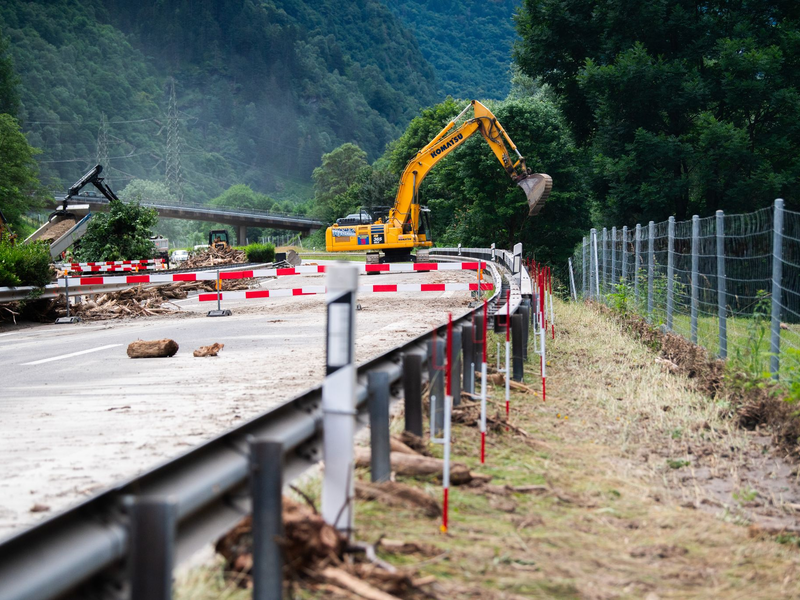 Bei Unwettern war ein Stück der Autobahn A13 eingebrochen. - Foto: Samuel Golay/KEYSTONE/TI-PRESS/dpa
