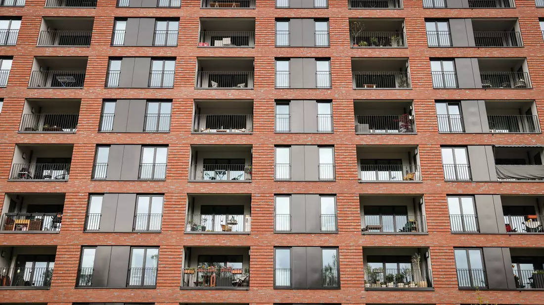 Zahlen des Zensus 2022 zeigen: Über die Hälfte der leerstehenden Immobilien wurde mehr als ein Jahr nicht bewohnt.  - Bild: Christian Charisius/dpa