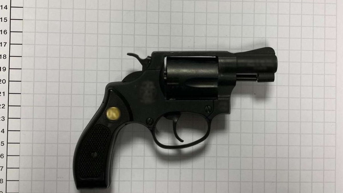 BPOL NRW: Bundespolizei stellt verurteilten Straftäter mit Revolver - Foto: presseportal.de