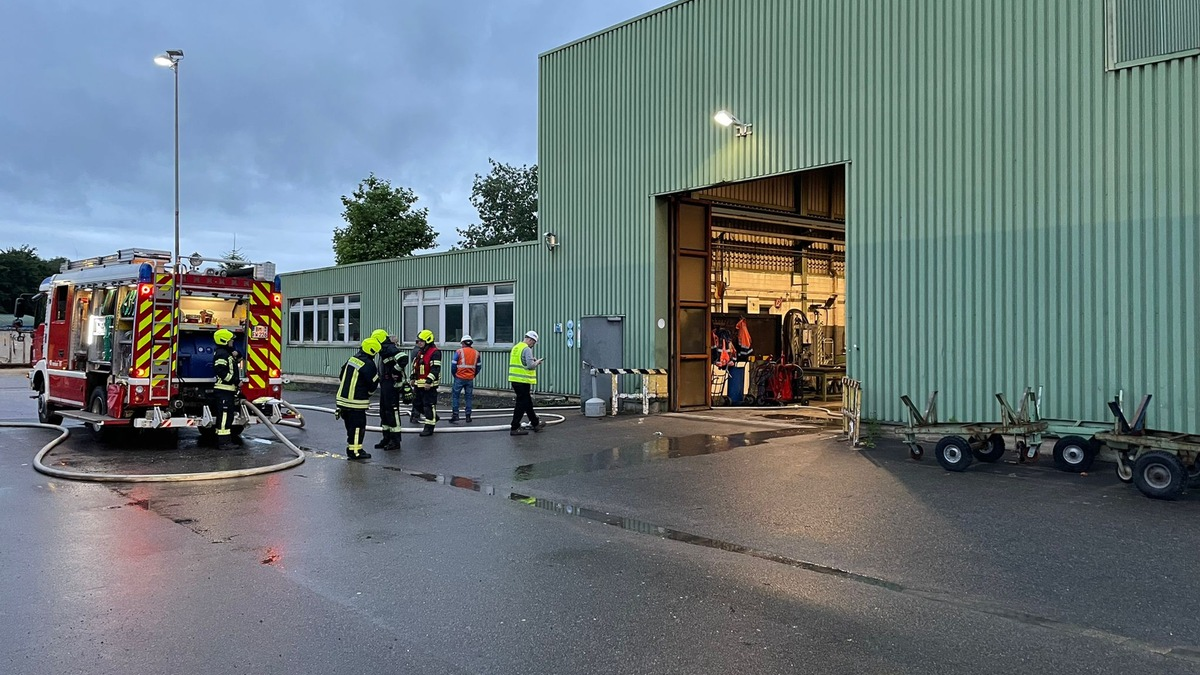 FW Bergheim: Feuerwehr löscht Brand in Werkstatthalle Starke Rauchentwicklung am frühen Morgen - Foto: presseportal.de