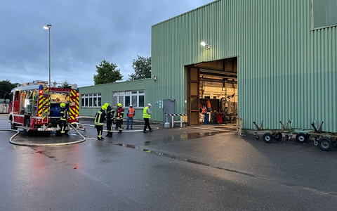 FW Bergheim: Feuerwehr löscht Brand in Werkstatthalle Starke Rauchentwicklung am frühen Morgen - Foto: presseportal.de