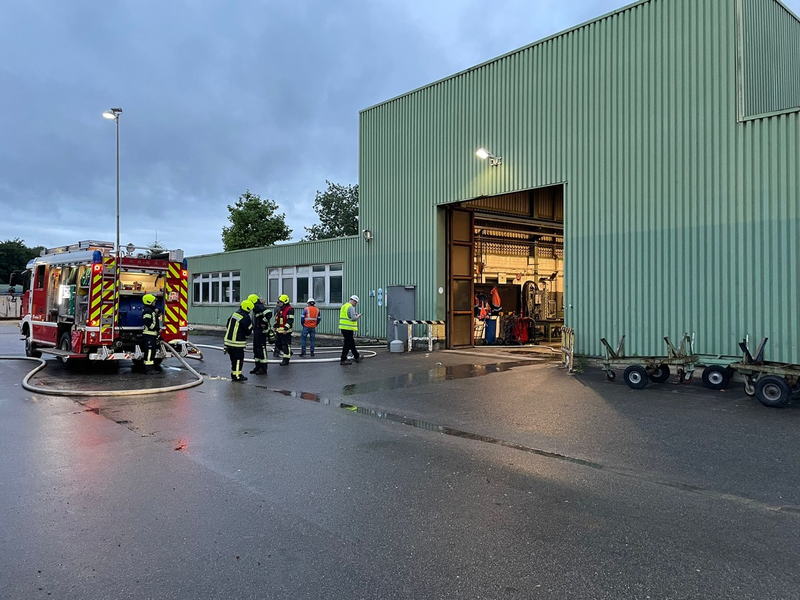 FW Bergheim: Feuerwehr löscht Brand in Werkstatthalle Starke Rauchentwicklung am frühen Morgen - Foto: presseportal.de