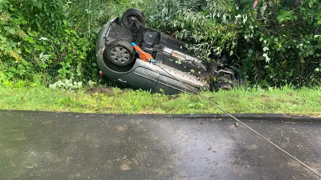 FW-Velbert: PKW in Graben auf der Schmalenhofer Straße - Bild: presseportal.de