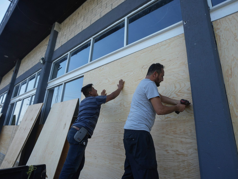 Starke Winde und Regenfälle sowie gefährliche Sturmfluten werden erwartet. - Foto: Fernando Llano/AP