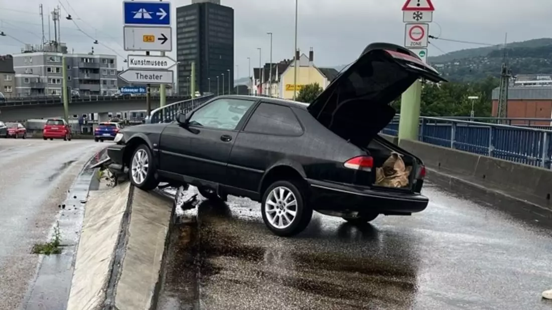 POL-HA: Bodenschwelle auf Ebene 2 erfasst - Sperrung durch Abstreumaßnahmen - Bild: presseportal.de