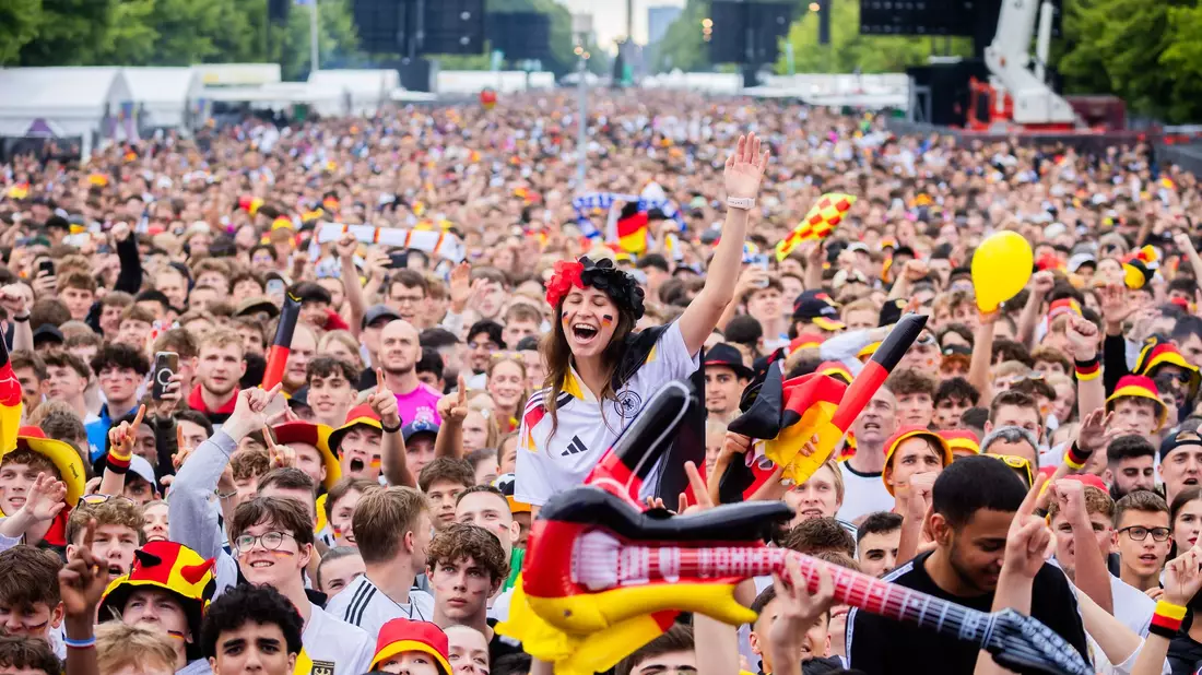 Richtig heiß wird es nicht, aber immerhin könnte es trocken bleiben während des Viertelfinalspiels. - Bild: Christoph Soeder/dpa