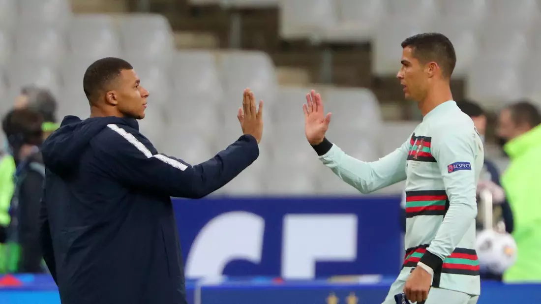 Treffen im EM-Viertelfinale aufeinander: Frankreichs Kylian Mbappé (l) und Portugals Cristiano Ronaldo. - Bild: Thibault Camus/AP/dpa