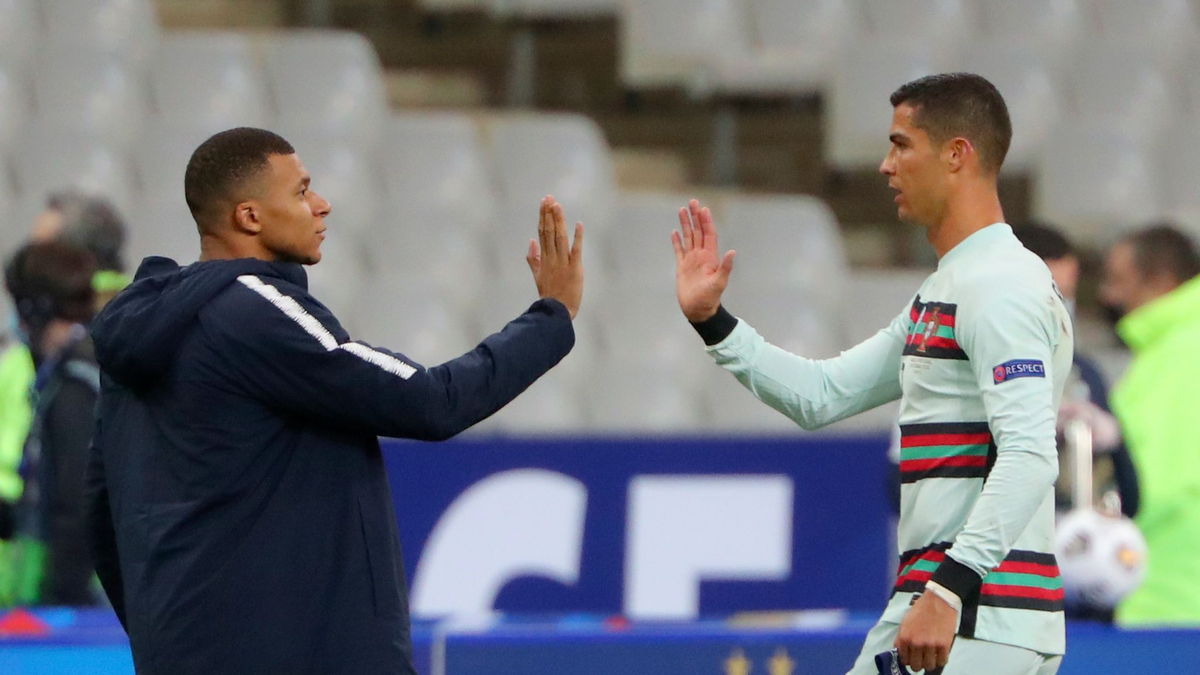 Treffen im EM-Viertelfinale aufeinander: Frankreichs Kylian Mbappé (l) und Portugals Cristiano Ronaldo. - Foto: Thibault Camus/AP/dpa