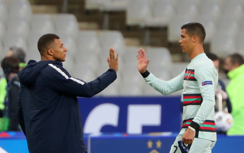 Treffen im EM-Viertelfinale aufeinander: Frankreichs Kylian Mbappé (l) und Portugals Cristiano Ronaldo. - Foto: Thibault Camus/AP/dpa
