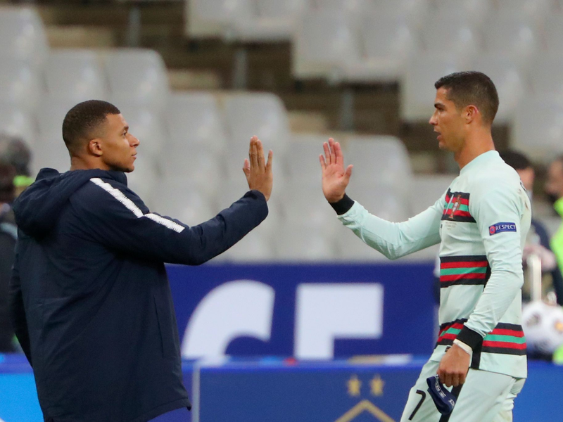 Treffen im EM-Viertelfinale aufeinander: Frankreichs Kylian Mbappé (l) und Portugals Cristiano Ronaldo. - Foto: Thibault Camus/AP/dpa