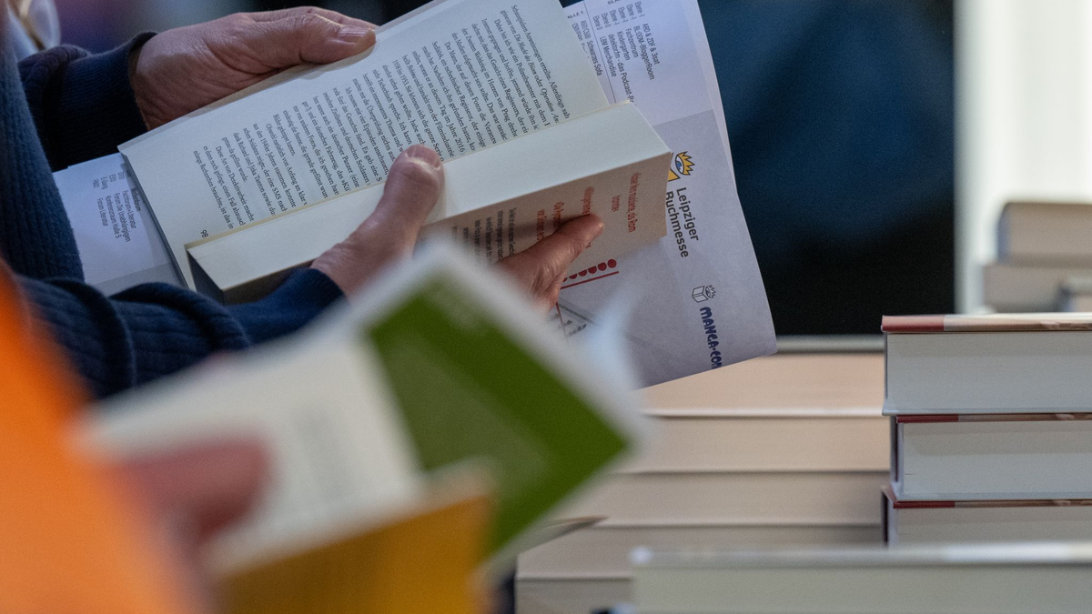 Insbesondere Sach- und Jugendbücher waren 2024 beliebt. (Symbolbild) - Foto: Hendrik Schmidt/dpa