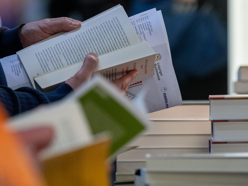 Insbesondere Sach- und Jugendbücher waren 2024 beliebt. (Symbolbild) - Foto: Hendrik Schmidt/dpa