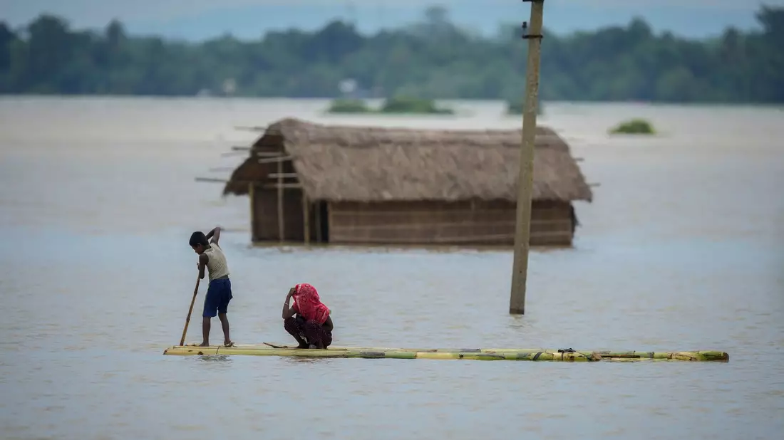 Der Wetterdienst sagt weiteren Regen voraus. - Bild: Anupam Nath/AP/dpa
