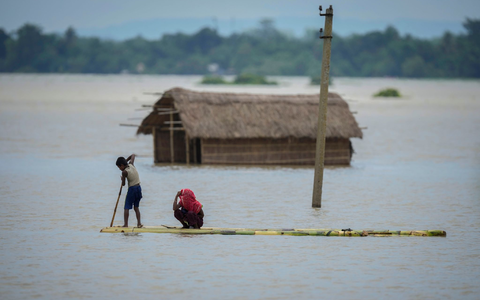 Der Wetterdienst sagt weiteren Regen voraus. - Foto: Anupam Nath/AP/dpa