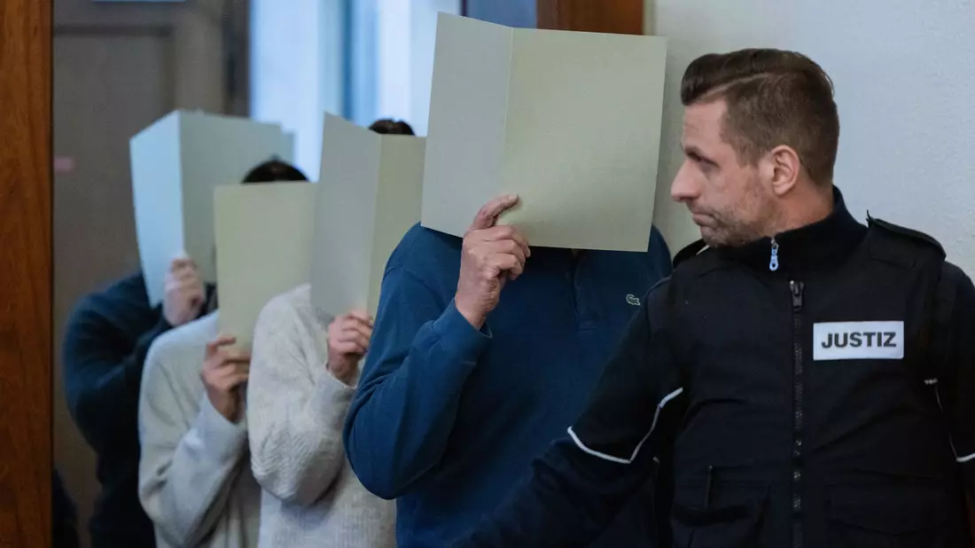 Ein wegen Totschlags angeklagter Polizist hat während des laufenden Verfahrens in einem Interview seine Sicht der Dinge dargestellt (Archivbild).  - Bild: Rolf Vennenbernd/dpa