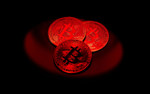 Bitcoin fällt auf tiefsten Stand seit Februar - Foto: Hannes P Albert/dpa/dpa-tmn