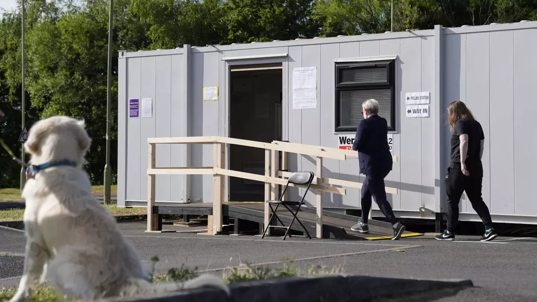 Unter dem Hashtag #DogsAtPollingStations werden online Fotos von Hunden vor Wahllokalen gepostet. - Bild: Andrew Matthews/PA Wire/dpa