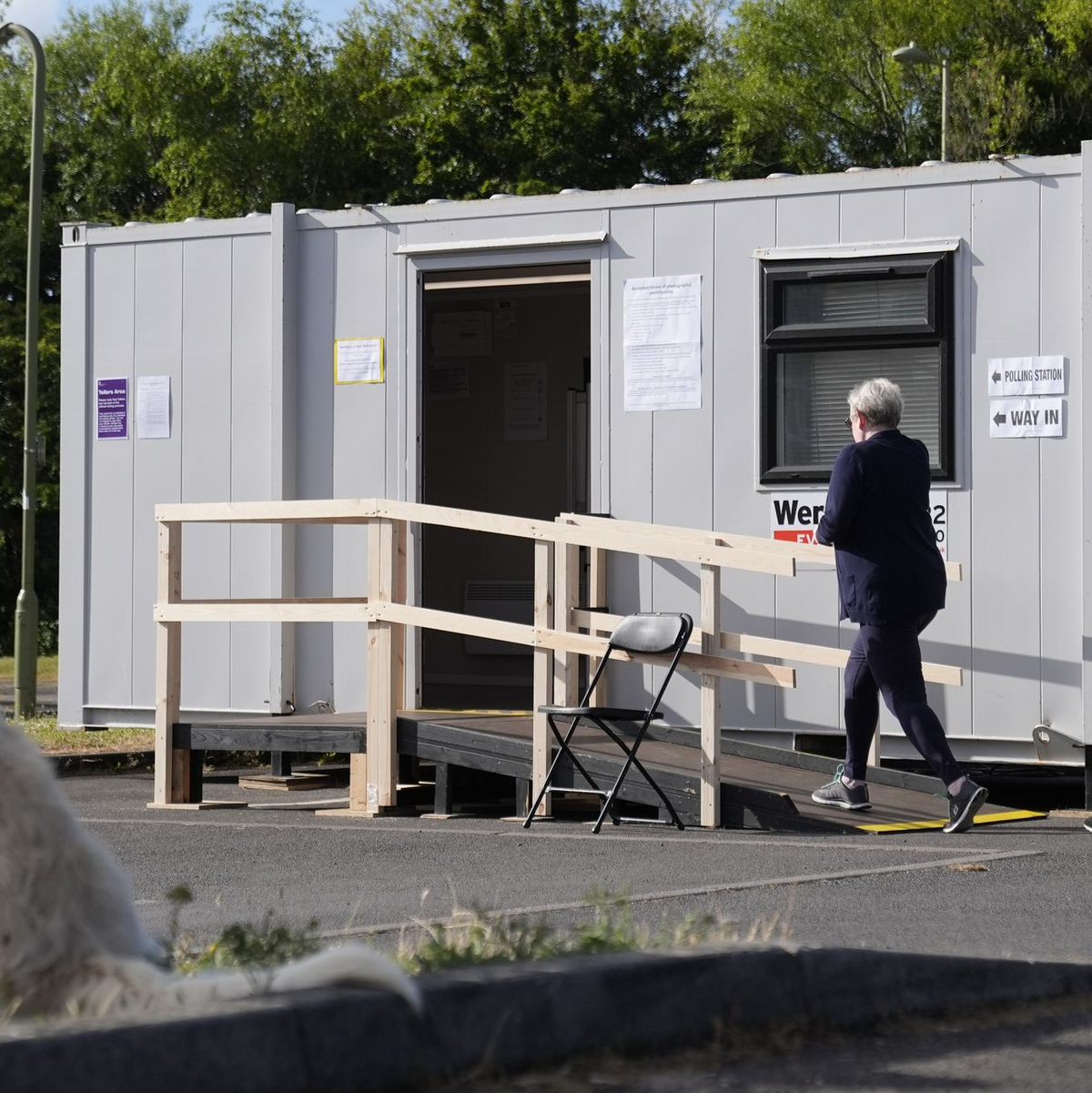 Unter dem Hashtag #DogsAtPollingStations werden online Fotos von Hunden vor Wahllokalen gepostet. - Foto: Andrew Matthews/PA Wire/dpa