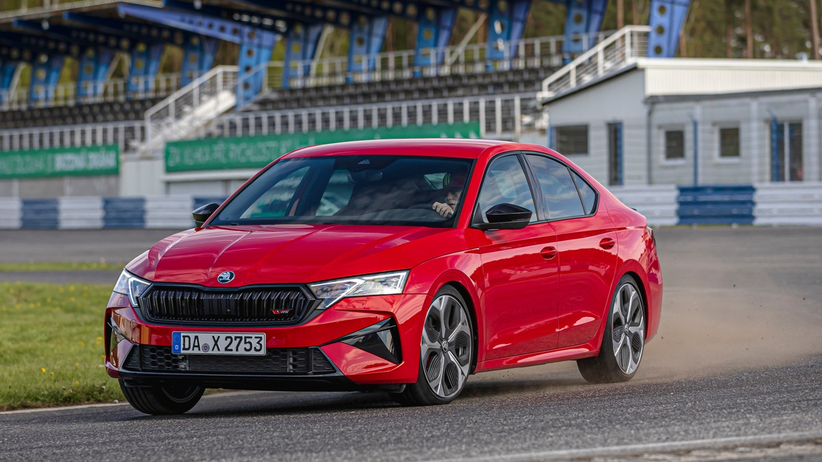 Fahrspaß trifft Reisekomfort: Rallye-Profi Oliver Solberg testet den neuen Škoda Octavia RS - Foto: presseportal.de