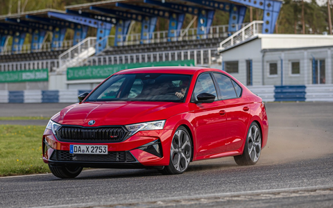 Fahrspaß trifft Reisekomfort: Rallye-Profi Oliver Solberg testet den neuen Škoda Octavia RS - Foto: presseportal.de