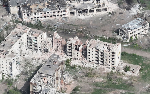 Durch die intensiven Kämpfe ist Tschassiw Jar verwüstet. (Archivbild) - Foto: Uncredited/Ukraine Patrol Police/AP/dpa
