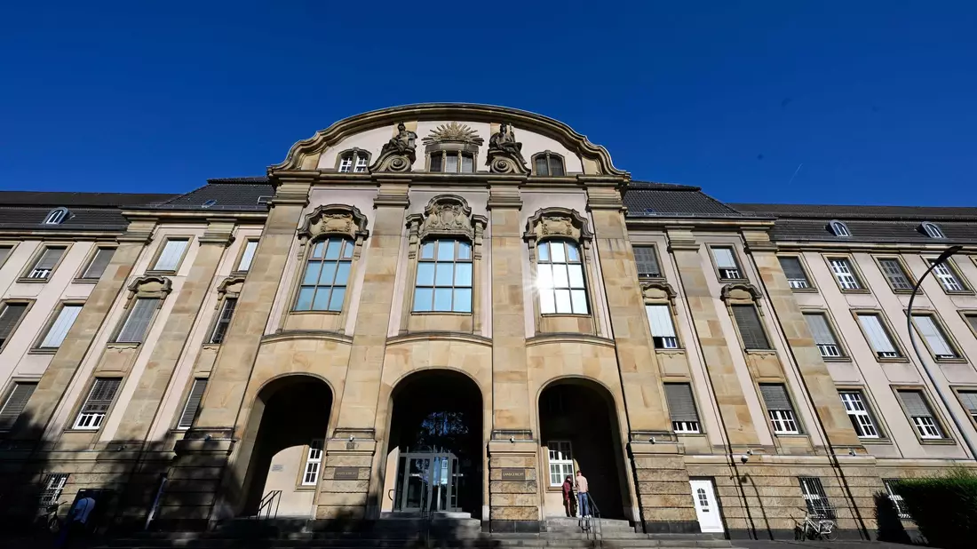 Ein 19-Jähriger fährt eine Hochschwangere tot und muss daher zweieinhalb Jahre ins Gefängnis. - Bild: Roberto Pfeil/dpa
