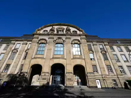 Ein 19-Jähriger fährt eine Hochschwangere tot und muss daher zweieinhalb Jahre ins Gefängnis. - Foto: Roberto Pfeil/dpa