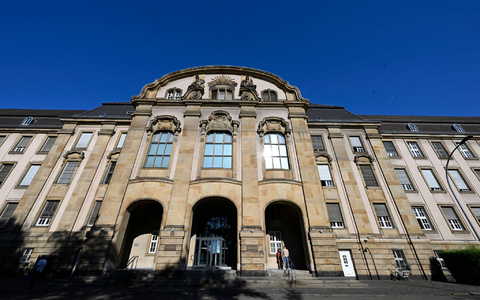 Ein 19-Jähriger fährt eine Hochschwangere tot und muss daher zweieinhalb Jahre ins Gefängnis. - Foto: Roberto Pfeil/dpa