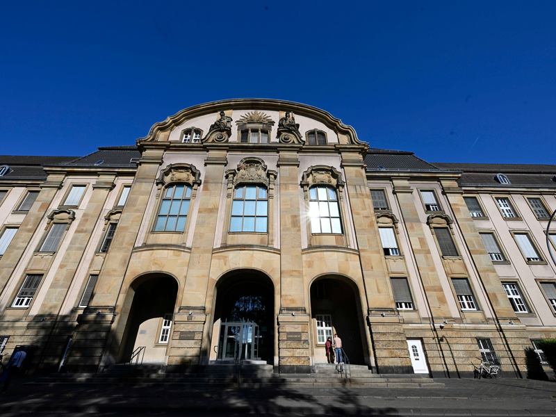 Ein 19-Jähriger fährt eine Hochschwangere tot und muss daher zweieinhalb Jahre ins Gefängnis. - Foto: Roberto Pfeil/dpa