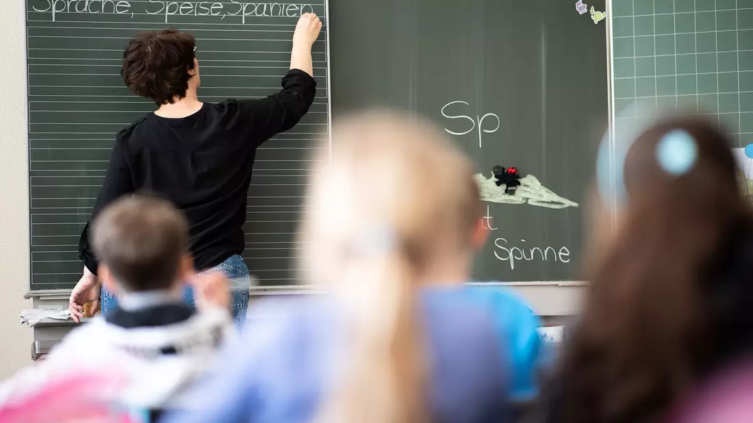 Die schulischen Leistungen von in Deutschland geborenen Kindern eingewanderter Eltern sind deutlich besser geworden (Symbolbild). - Bild: Sebastian Gollnow/dpa