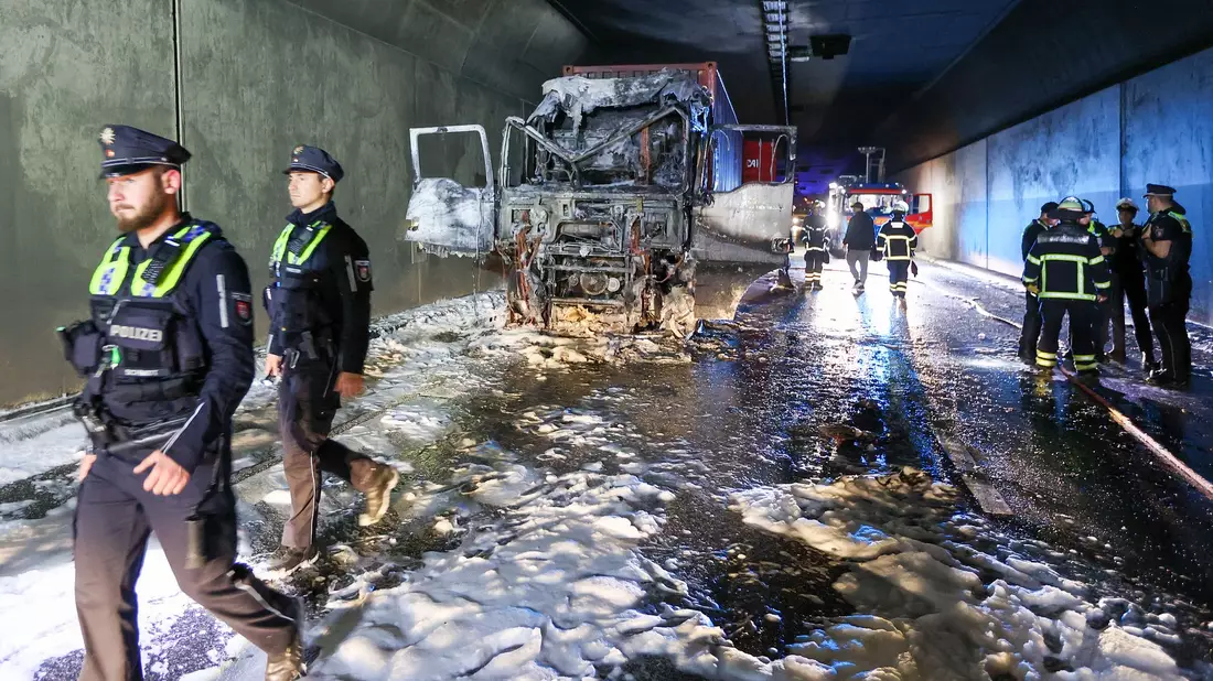 Ausgebrannte Lkw-Zugmaschine - Bild: Bodo Marks/dpa