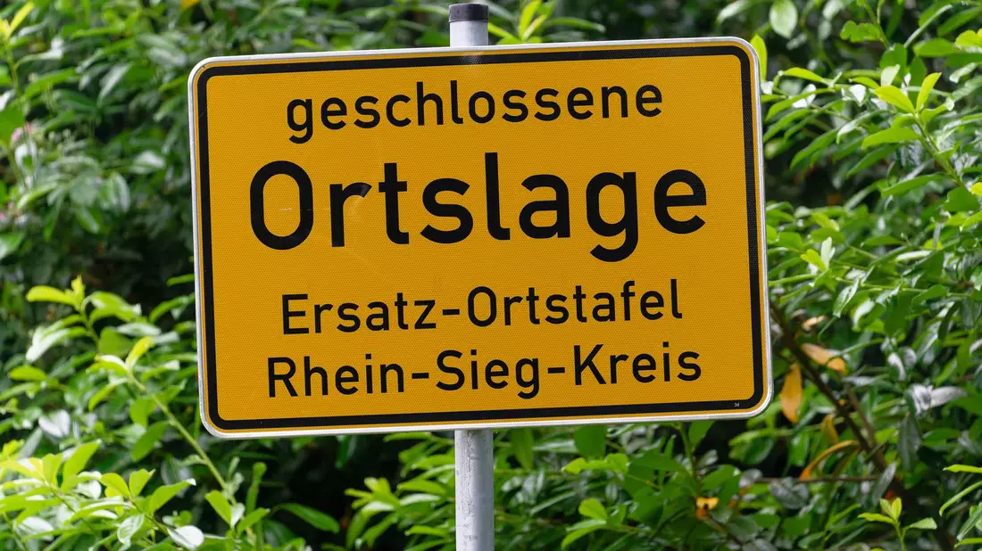 Das Ortsschild Hanf ist verschwunden - nun weist eine Ersatz-Tafel auf eine «geschlossene Ortslage» hin. - Bild: Henning Kaiser/dpa
