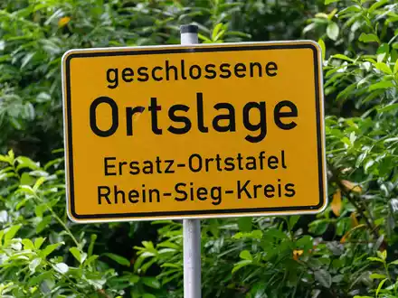 Das Ortsschild Hanf ist verschwunden - nun weist eine Ersatz-Tafel auf eine «geschlossene Ortslage» hin. - Foto: Henning Kaiser/dpa
