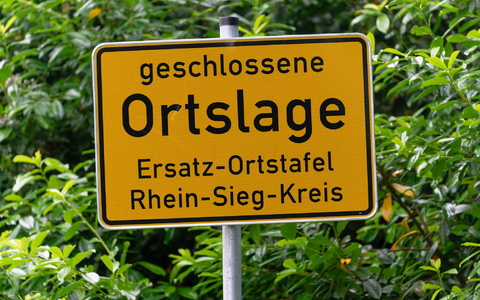 Das Ortsschild Hanf ist verschwunden - nun weist eine Ersatz-Tafel auf eine «geschlossene Ortslage» hin. - Foto: Henning Kaiser/dpa Das Ortsschild Hanf ist verschwunden - nun weist eine Ersatz-Tafel auf eine «geschlossene Ortslage» hin. - Foto: Henning Kaiser/dpa