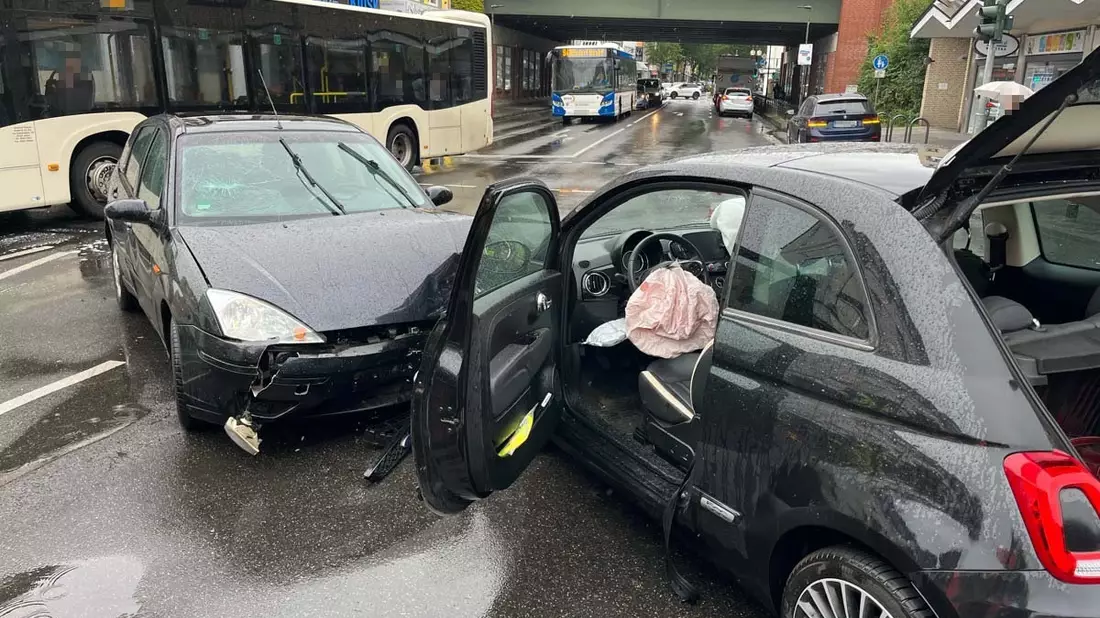 POL-REK: 240704-3: Autofahrer nach Verkehrsunfall leicht verletzt - Bild: presseportal.de
