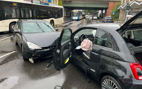 POL-REK: 240704-3: Autofahrer nach Verkehrsunfall leicht verletzt - Foto: presseportal.de
