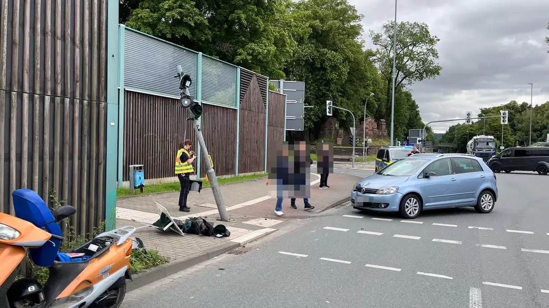POL-HX: Ampel fällt nach Verkehrsunfall über Stunden aus - Bild: presseportal.de