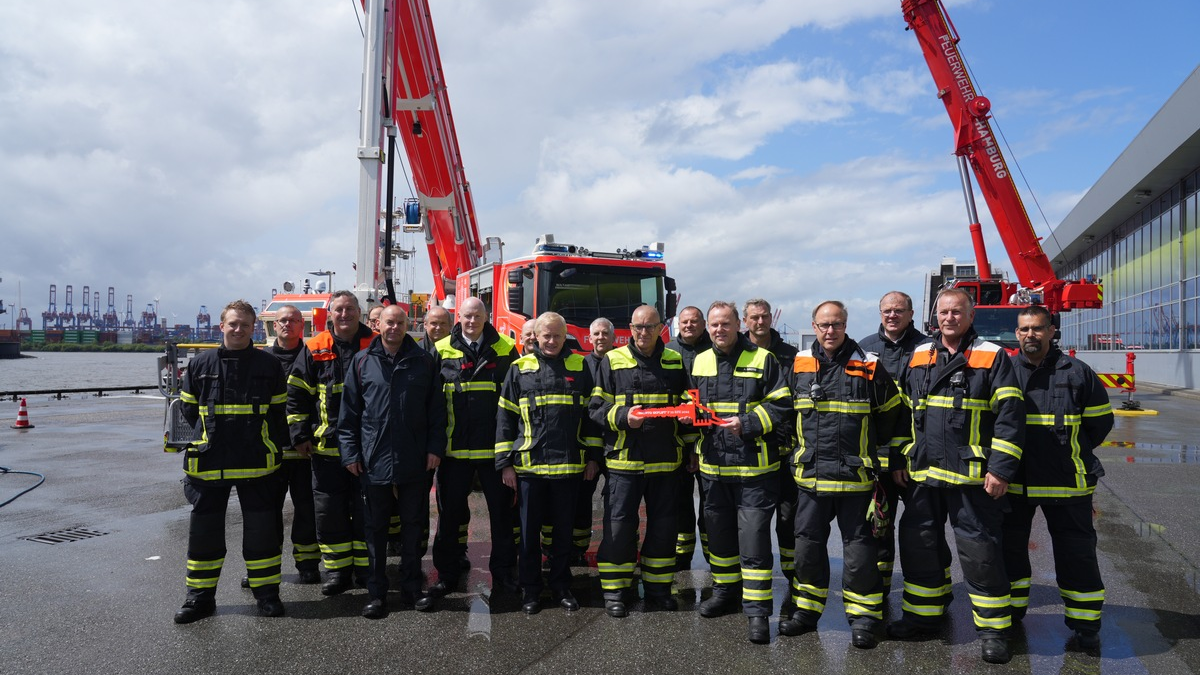 FW-HH: Meilenstein für die Berufsfeuerwehr Hamburg: Deutschlands größtes Einsatzfahrzeug sorgt jetzt für Sicherheit in Hamburg - Foto: presseportal.de
